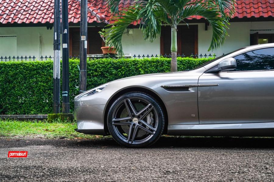 Детали экстерьера Aston Martin DB9 on Vossen Wheels (VFS5) 2017 года  (фото 8 из 11)